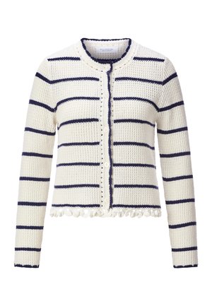 Cárdigan blanco de punto con rayas horizontales azul marino, cuello redondo, cierre con botones en la parte delantera y pequeño volante en el dobladillo y los puños.