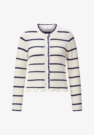 Cárdigan blanco de punto con rayas horizontales azul marino, cuello redondo, cierre con botones en la parte delantera y pequeño volante en el dobladillo y los puños.