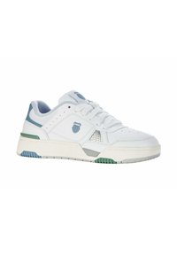 Sneaker bianco con tomaia in pelle perforata, dettagli in azzurro e verde, lacci piatti, collare imbottito e suola in gomma testurizzata.