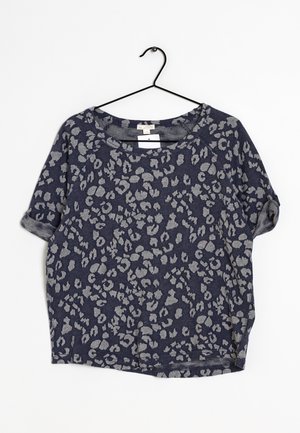 Top blu navy a maniche corte con stampa leopardata grigia, tessuto morbido, vestibilità rilassata, scollo rotondo e maniche arrotolate.
