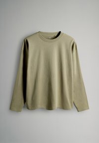 Langärmliges T-Shirt mit Rundhalsausschnitt aus olivgrünem Baumwollmaterial. Verfügt über eine lockere Passform und eine glatte Textur mit minimalen Nähten.