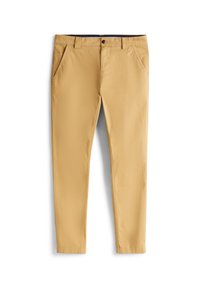 Beżowe chinosy z lekkiej bawełny o gładkiej fakturze, wyposażone w dwie boczne kieszenie, zapięcie na guziki i zwężane nogawki.