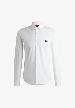 Weißes Langarmhemd aus glattem Stoff, mit einem Button-down-Kragen und einem kleinen schwarzen Logo-Patch auf der linken Brust.