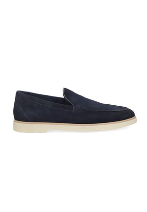 Marineblaue Wildleder-Loafer mit beiger Sohle, abgerundeter Zehenpartie und Schlupfdesign, von der Außenseite auf weißem Hintergrund gezeigt.
