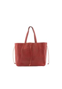 Rode leren tote bag met een eenvoudig ontwerp, voorzien van twee handvatten aan de bovenkant en trekkoordaccenten aan de zijkanten. Soepel materiaal en ruime binnenkant.