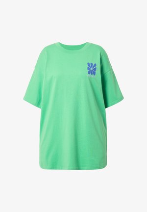 Mintgrünes, übergroßes T-Shirt aus Baumwolle. Hat kurze Ärmel und ein blaues Blumenmotiv auf der linken Brust.