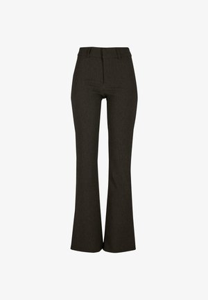 Czarno-białe spódnice w paski z szerokimi nogawkami i wysokim stanem, wykonane z teksturowanej tkaniny, z dopasowanym krojem i bez widocznych elementów metalowych.