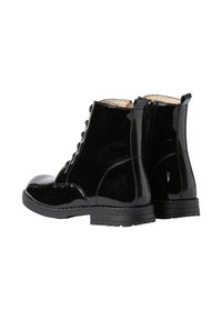 Botas de tobillo de charol negro con punta redonda, parte delantera con cordones, cremallera lateral y suela de goma texturizada. Acabado suave con detalles brillantes.