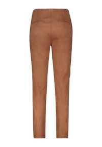 Braune, maßgeschneiderte Hosen mit glatter Textur, schmaler Passform und Gesäßtaschen, die einen sauberen Bund und keine sichtbaren Metallteile aufweisen.