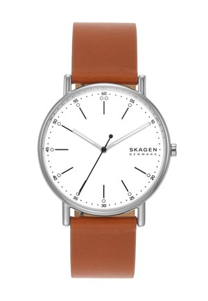 Runde silberne Uhr mit weißem Zifferblatt, schwarzen Stunden- und Minutenzeigern, braunem Lederarmband und dem Logo „SKAGEN DENMARK“ auf der rechten Seite.