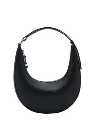 Czarna skórzana torba na ramię o zaokrąglonym kształcie, gładkiej fakturze i górnym zamku błyskawicznym. Posiada elegancką rączkę i minimalistyczne elementy designu.