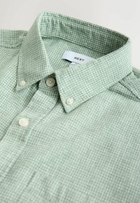 Jasnozielona koszula w kratę z kołnierzykiem zapinanym na guziki, wykonana z teksturowanej tkaniny, z białymi guzikami i wszytą metką.