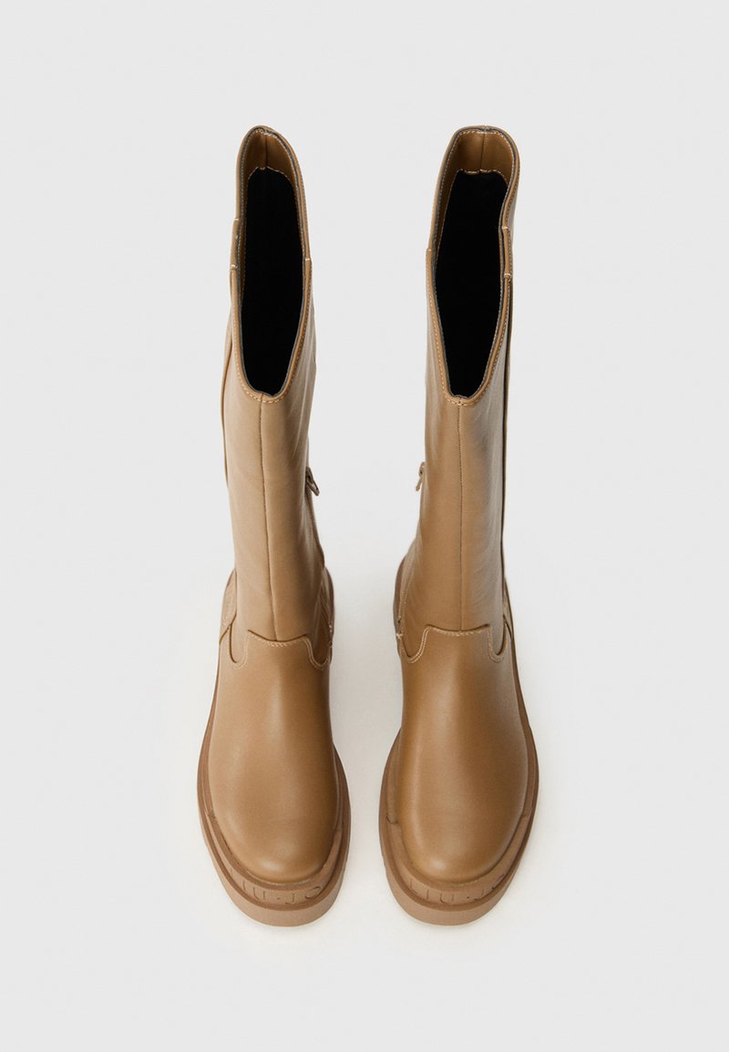 Braune kniehohe Stiefel aus glattem Material, mit runder Zehenform, seitlichem Reißverschluss und einer robusten Sohle mit sichtbarem Marken-Emblem.