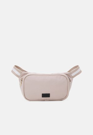 Marsupio in tessuto rosa chiaro con forma rettangolare. Presenta una chiusura con cerniera, una superficie texturizzata e una tracolla regolabile a righe color cuoio.