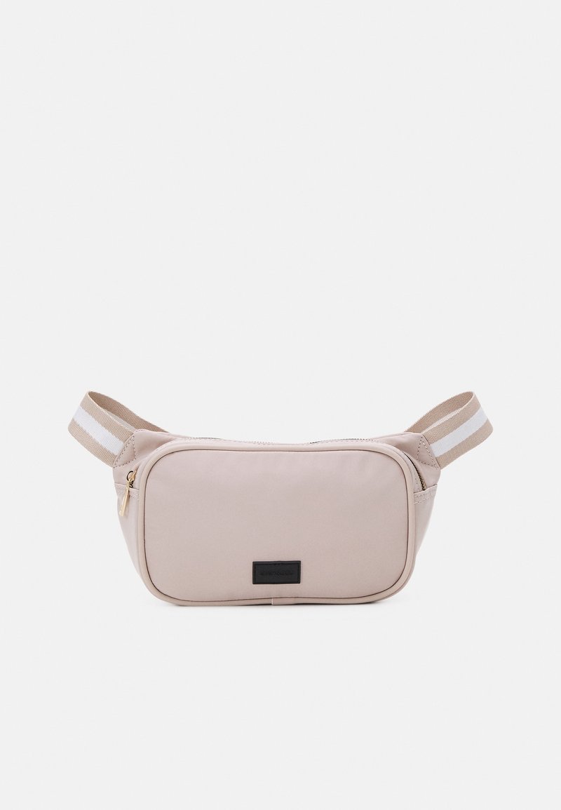 Jasnoróżowa materiałowa torba na pasek o prostokątnym kształcie. Posiada zamek błyskawiczny, teksturowaną powierzchnię oraz regulowany pasek w paski w kolorze beżowym.