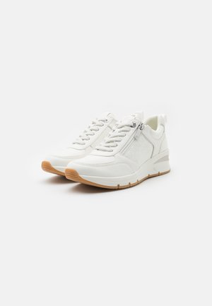 Weiße Sneaker mit strukturiertem Design, seitlichem Reißverschluss, Schnürung vorne und einer Gummisohle für besseren Halt.