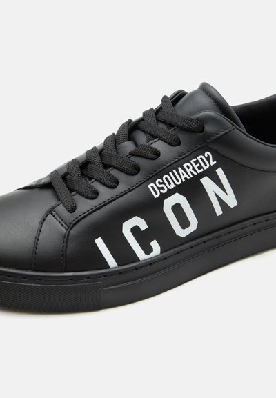 Baskets en cuir noir avec lacets noirs et texte blanc "DSQUARED2 ICON" imprimé sur le côté.