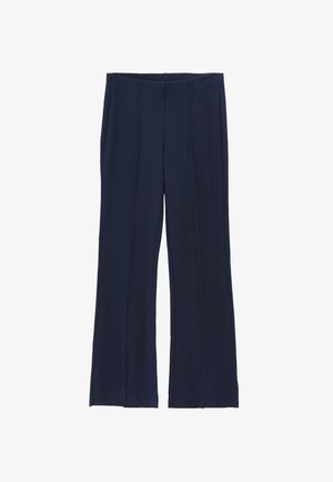 Pantalon évasé bleu marine en tissu doux, avec des détails de coutures verticales et une ceinture haute. Texture lisse sans ornements.
