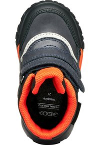 Zapato negro y marino con acentos naranjas, con una correa de velcro. Materiales texturizados y un interior acolchado para aislamiento. Talla 21.