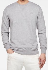 Grauer Rundhalsausschnitt-Pullover aus softem Baumwollgemisch, mit gerippten Bündchen und Saum, sowie strukturiertem Stich an der Halslinie.
