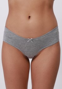 Boxeri hipster din bumbac gri, cu o textură moale, având un elastic lat și un mic detaliu din satin sub formă de fundiță în centrul frontal.