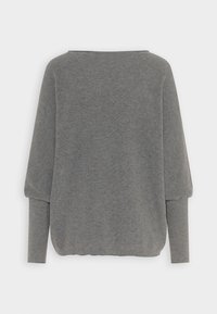 Maglione grigio, texture a costine, vestibilità ampia, scollatura larga, maniche lunghe, orlo arricciato. Materiale morbido con una leggera lucentezza, dettagli di design minimal.