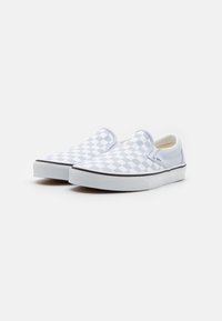 Slip-on sneakers med ett vitt och ljusblått rutmönster, överdel i canvas, vit gummisula och en tunn svart accentlinje.