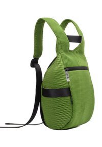 Mochila de malla verde con correas ajustables, bolsillo frontal con cremallera, forma redondeada y acentos negros suaves en el panel lateral. Superficie texturizada.