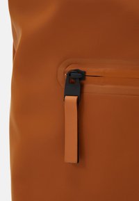 Rains ROLLTOP UNISEX - Dnevni ruksak - rust