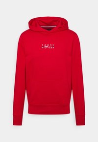Sudadera roja con bolsillo frontal y logo de "Tommy Hilfiger" impreso en blanco en el pecho, mangas largas y capucha.