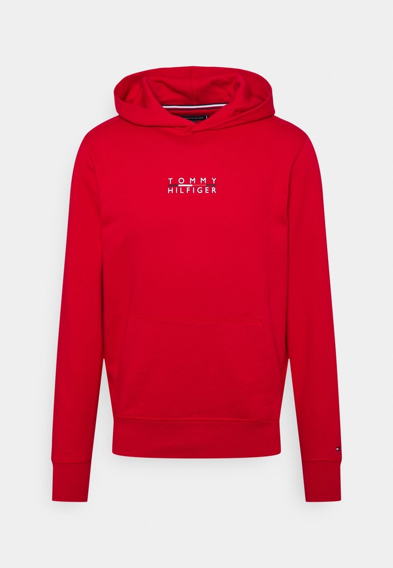 Sudadera roja con bolsillo frontal y logo de "Tommy Hilfiger" impreso en blanco en el pecho, mangas largas y capucha.