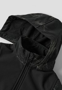 Schwarze Softshelljacke mit grauem gemustertem Kapuze, Reißverschluss und weichem Innenfutter. Strukturierte Form mit verstellbaren Details.