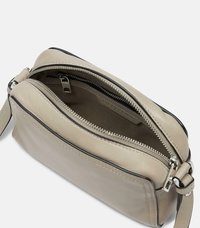 Beige Leder Crossbody Tasche mit schwarzen Akzenten, Reißverschluss und Innenfutter aus Stoff. Verfügt über eine glatte Textur und ein minimalistisches Design.