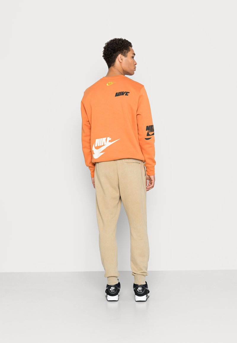 Herren Trainingsanzüge | Nike Sportswear Jogginghose parachute beige/beige - FC45646 Herren Trainingsanzüge | Nike Sportswear Jogginghose parachute beige/beige - FC45646