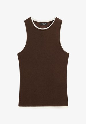 Hnědý bezramenný top vyrobený z pleteniny, s bílým ribem na výstřihu a armovkách. Jednoduchý design bez viditelných vzorů nebo akcentů.