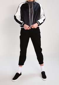 Urban Classics Bomberjacka - black