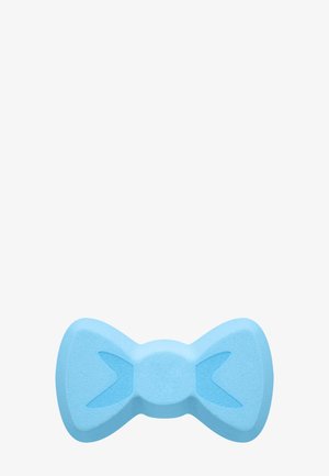 Blå svamp formet som en butterfly med præget pil-design på hver side, vist mod en ensfarvet hvid baggrund.