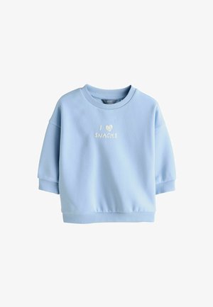 Bluza cu glugă de culoare albastru deschis, realizată din material moale. Are un decolteu rotund și mâneci scurte. Text decorativ „I ❤️ SNACKS” în alb.