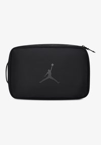 Μαύρη ορθογώνια τσάντα με λεία υφή, που διαθέτει μεγάλο γκρι λογότυπο Jumpman στο μπροστινό μέρος. Περιλαμβάνει φερμουάρ και πλαϊνή χειρολαβή.