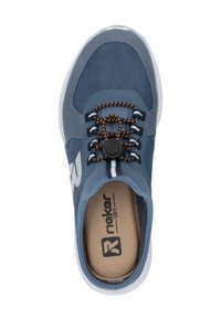 Blaue Sportschuhe mit einem Obermaterial aus Wildleder und Textil, elastischen Schnürsenkeln, einem runden schwarzen Zugring, weißen Akzenten und einer gepolsterten Innensohle.