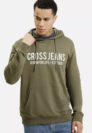 Oliwkowa bluza z kapturem z kieszenią z przodu, sznurkiem w kapturze i wyraźnym białym napisem "CROSS JEANS DENIM FOR LIFE/EST 1990".