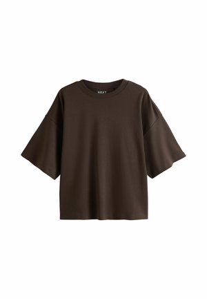 Weit geschnittenes dunkelbraunes T-Shirt mit kurzen Ärmeln, mit überschnittenen Schultern und Rundhalsausschnitt, auf weißem Hintergrund dargestellt.