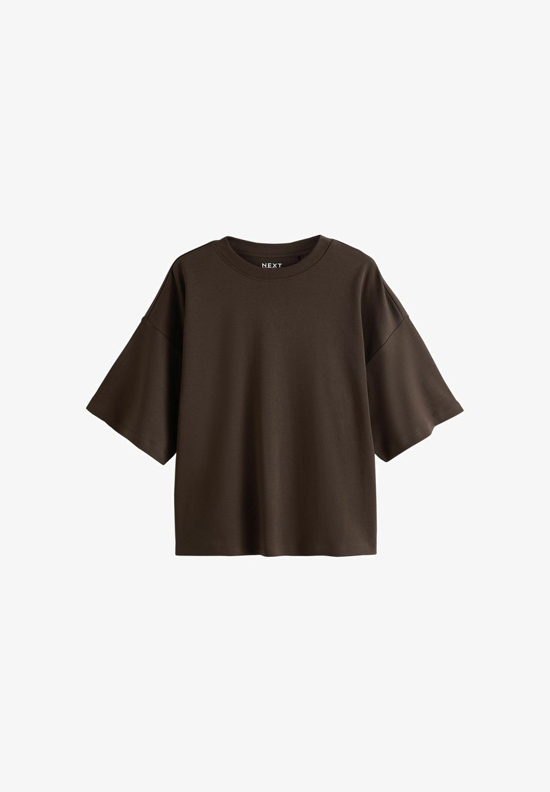 Laza szabású, sötétbarna rövid ujjú póló ejtett vállal és kerek nyakkivágással, fehér háttéren bemutatva.