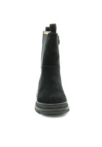 Botte noire en daim à la cheville avec des panneaux élastiques sur les côtés, bout rond et semelle en caoutchouc texturé. Inclut une boucle pour un enfilage facile.