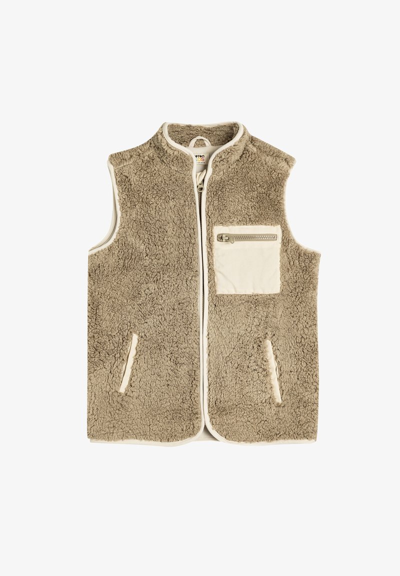 Vaahto-takkia tan-värisessä fleecessä, jossa on korkea kaulus, vetoketjusulku, kaksi sivutaskua ja rintatasku, jossa on kontrastivärinen kerma-värinen kankaan reunus.