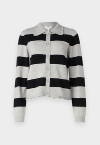 Harmaa ja musta raidallinen neuletakki, jossa on aaltoileva kaulus, napitus ja ribbitut hihansuut sekä helma. Pehmeä, teksturoitu neulekangas.