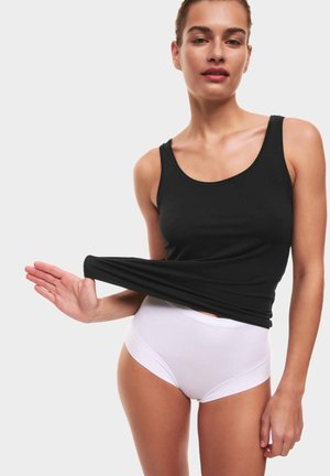 Zwarte tanktop met een ronde halslijn, gladde textuur en rekbare stof, gecombineerd met hoge witte onderbroeken.