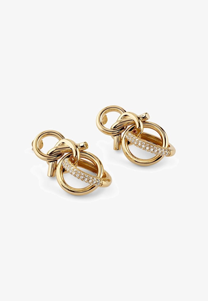 Goldene Ohrringe mit ineinandergreifenden runden Designs, einer strukturierten Oberfläche und einer Linie klarer Strasssteine über einem Abschnitt.