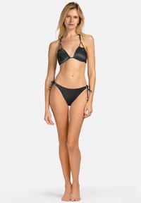 Czarny brokatowy bikini z trójkątnym stanikiem i regulowanym dołem na sznurkach. Charakteryzuje się minimalnym zakryciem i eleganckim fasonem.