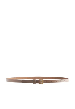 Ceinture fine en cuir marron avec une petite boucle rectangulaire dorée et plusieurs trous de réglage sur fond blanc.